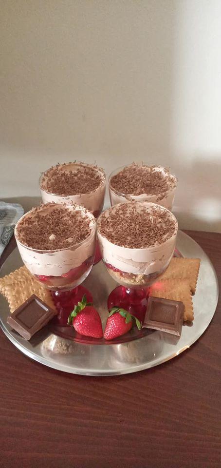 γλυκο ψυγειου σε ποτηρι με πραλινα και φραουλες