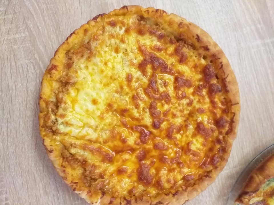 ξεσκέπαστη πίτα με κιμά και λιωμένο τυρί