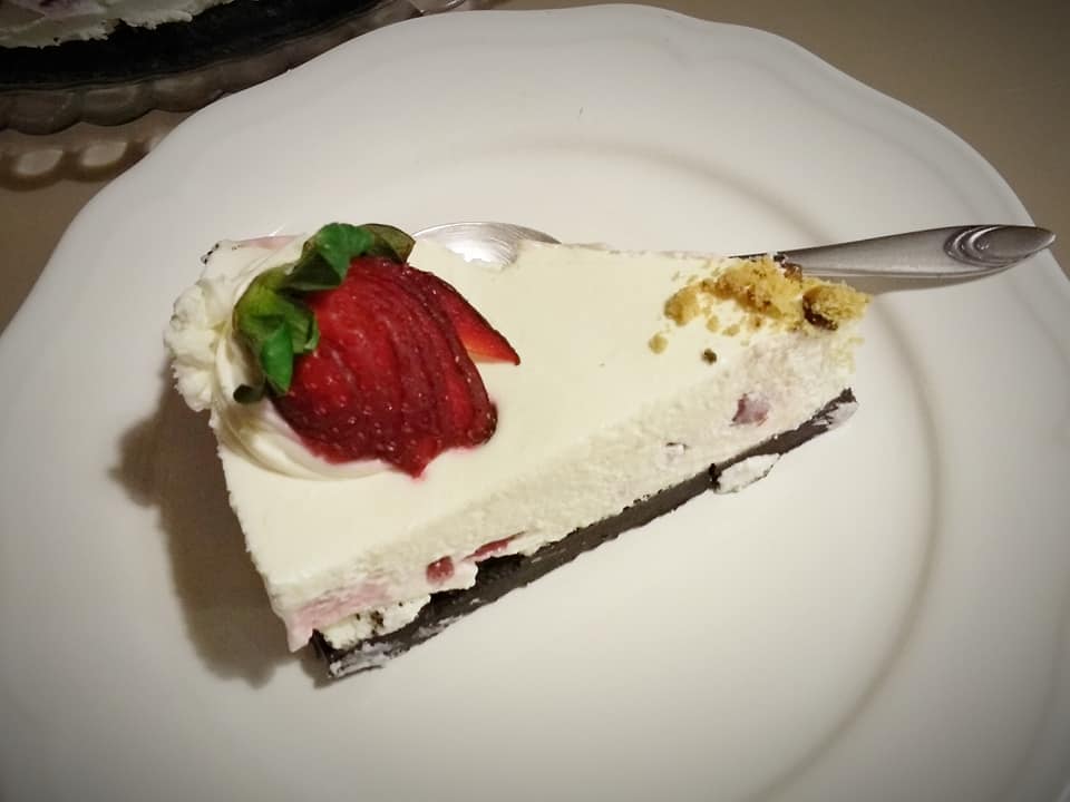 κομματι cheesecake με φραουλες και λευκη σοκολατα