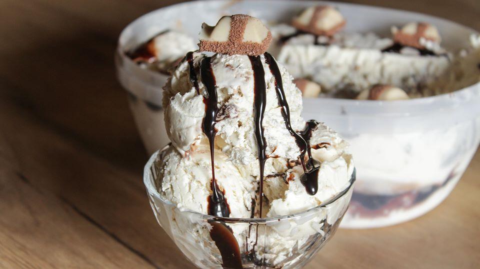 Παγωτό bueno με κομμάτια σοκολάτας χωρίς παγωτομηχανή, βήμα-βήμα