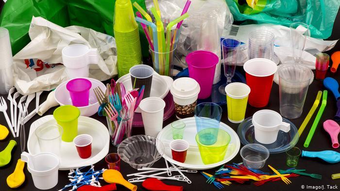 Τέλος σε 9 πλαστικά μιας χρήσης: Αποσύρονται μπατονέτες, πιάτα & καλαμάκια