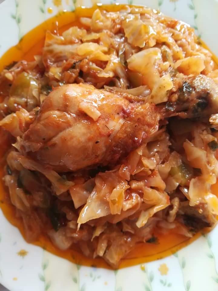 Κοτόπουλο κοκκινιστό με λάχανο: Μία πεντανόστιμη μαμαδίστικη συνταγή