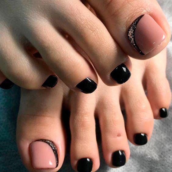 μαύρο πεντικιούρ με ροζ λεπτομέρειες και στρας