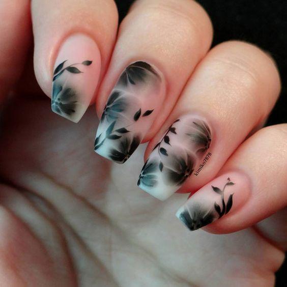 μανικιούρ με διάφανη βάση και μαύρα σχέδια