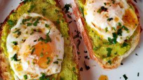 Πρωινό με φρυγανισμένο ψωμί αυγά και ντιπ αβοκάντο