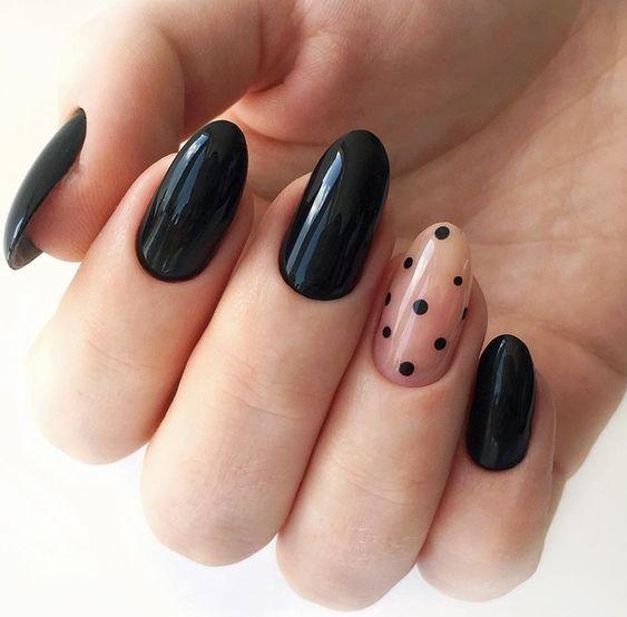 μαύρο πεντικιούρ με πουά σχέδια