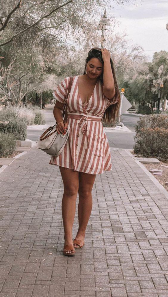 μίνι φόρεμα λευκό με ρίγες σε χρώμα σάπιο μήλο