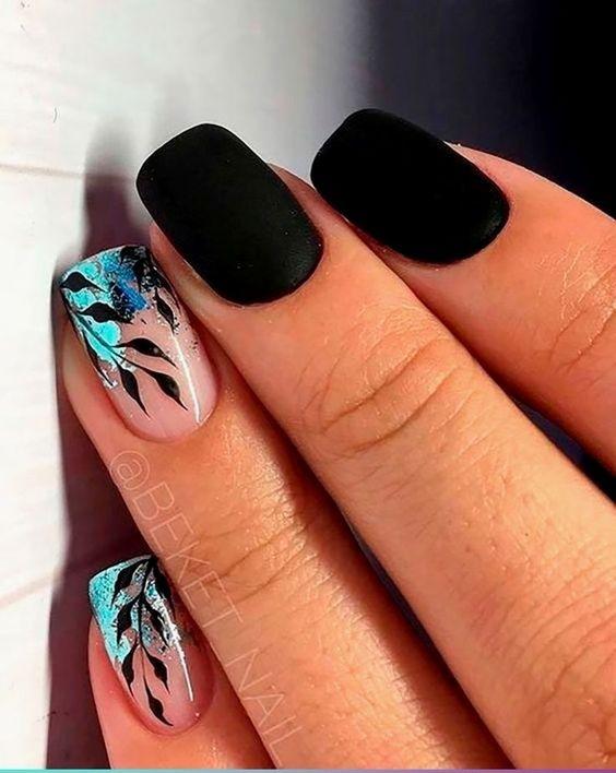 μαύρο μανικιούρ με σχέδια και θαλασσί χρώματα