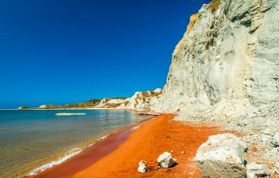 Παραλία Ξι: Γνωρίστε την υπέροχη παραλία της Κεφαλονιάς με την ΚΟΚΚΙΝΗ άμμο!