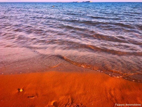 Παραλία Ξι: Γνωρίστε την υπέροχη παραλία της Κεφαλονιάς με την ΚΟΚΚΙΝΗ άμμο!