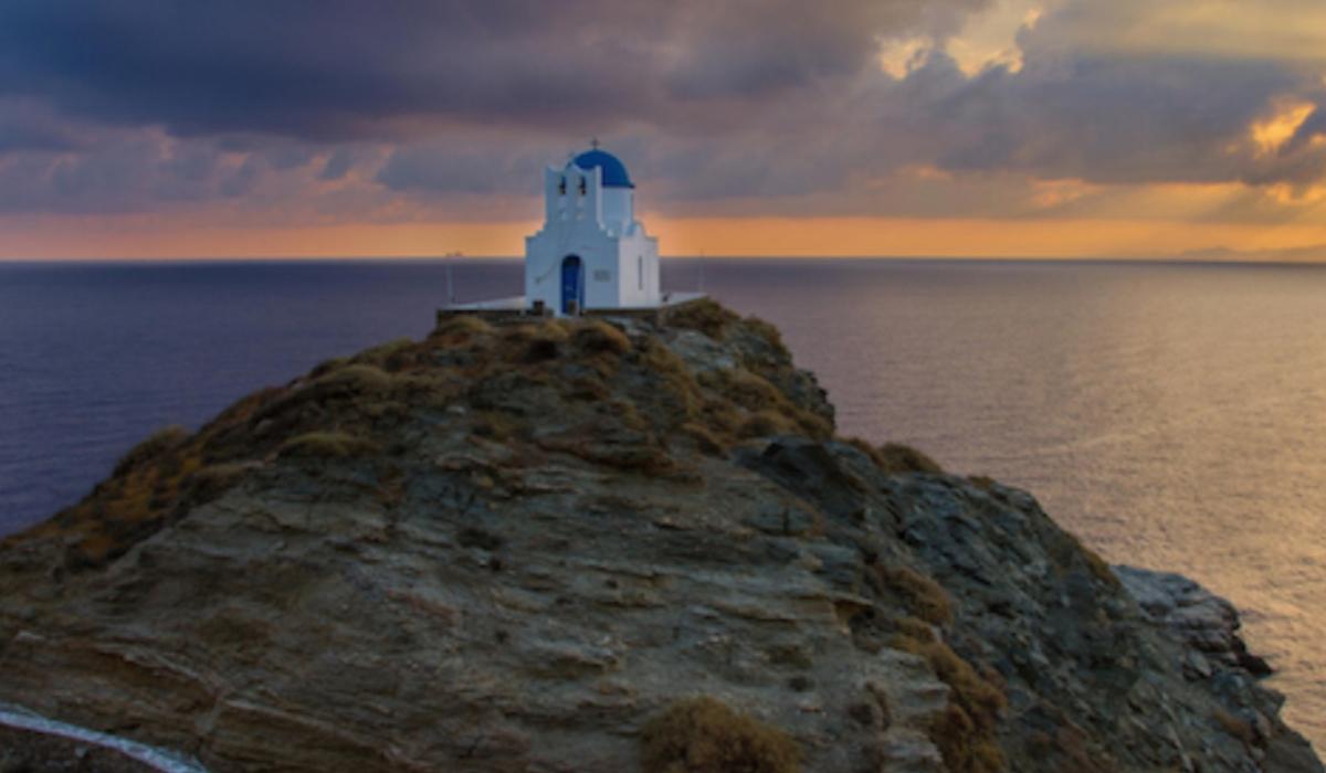 Οι Επτά Μάρτυρες της Σίφνου: Το γραφικό & ρομαντικό εκκλησάκι που βρίσκεται πλάι στο κύμα!