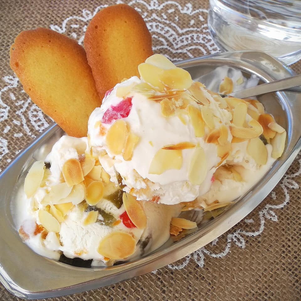 Παγωτό παρφέ κρέμα με διάφορα γλυκά του κουταλιού (φρουϊ γλασέ)