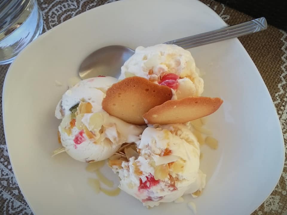 παγωτο παρφε με κομματια γλυκο κουταλιου και μπισκοτα