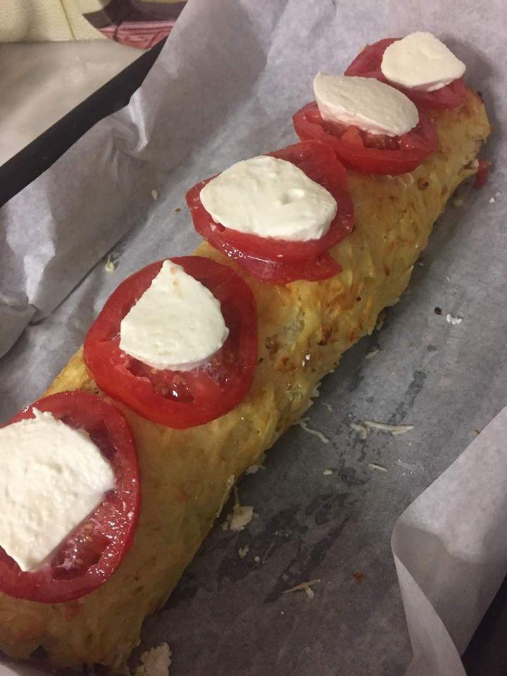 ρολο πατατας με ντοματα και μοτσαρελα