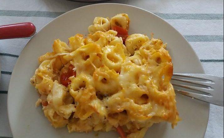 Τορτελίνια με τυρί, ντοματίνια και λουκάνικο Φρανκφούρτης στον φούρνο