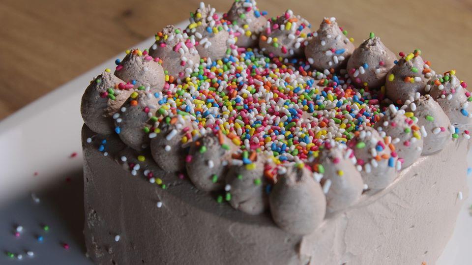 Εύκολη και γρήγορη τούρτα πραλίνα με μόνο 4 υλικά!