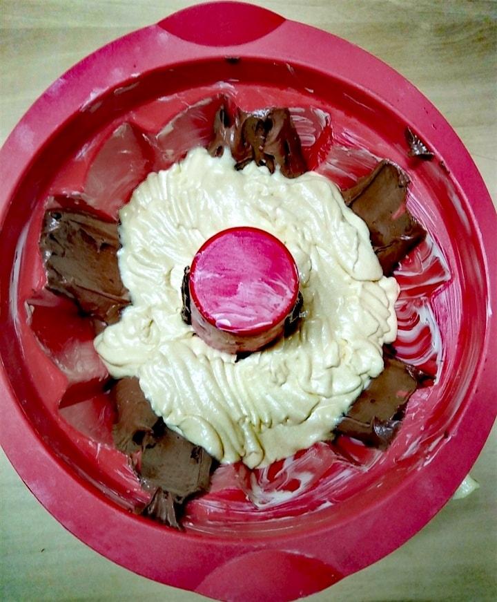 Συνταγή για κλασικό μαμαδίστικο δίχρωμο κέικ