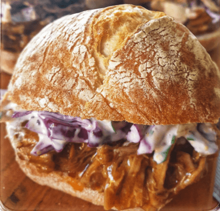 Pulled pork ή αλλιώς burger με χοιρινό και σαλάτα coleslaw Pulled pork ή αλλιώς burger με χοιρινό και σαλάτα coleslaw