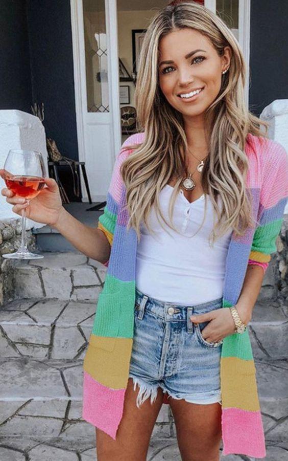 τζιν σορτσάκι με λευκό τοπ και πολύχρωμο πανωφόρι 