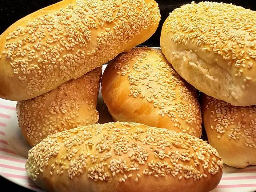Ψωμάκια για σάντουιτς με σουσάμι μαλακά, όπως ακριβώς τα έτοιμα Ψωμάκια για σάντουιτς με σουσάμι μαλακά, όπως ακριβώς τα έτοιμα