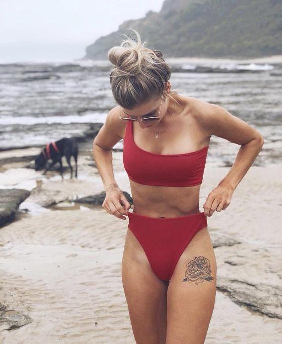 κόκκινο ψιλόμεσο μπικίνι με ένα μανίκι