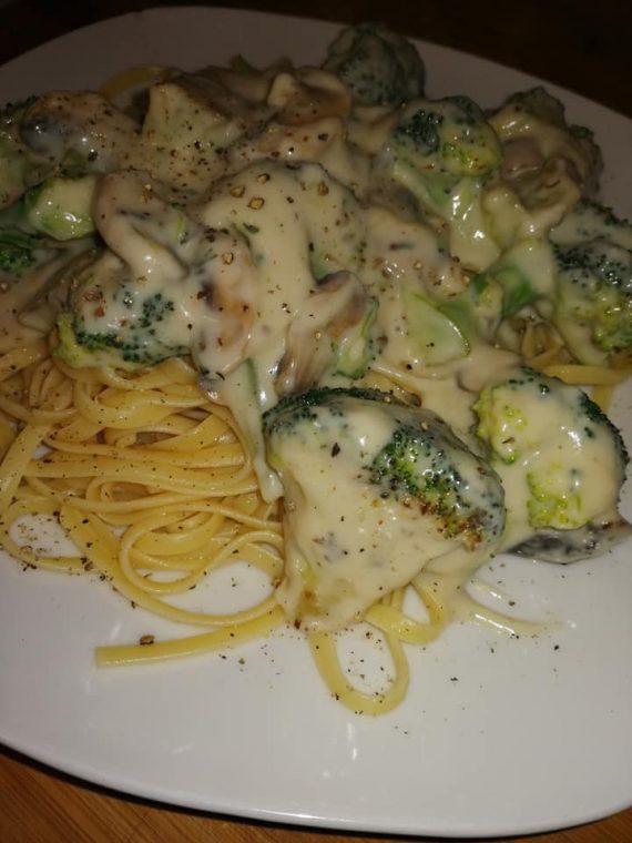 Ταλιατέλες με μπρόκολο κρεμά γάλακτος και μανιτάρια 