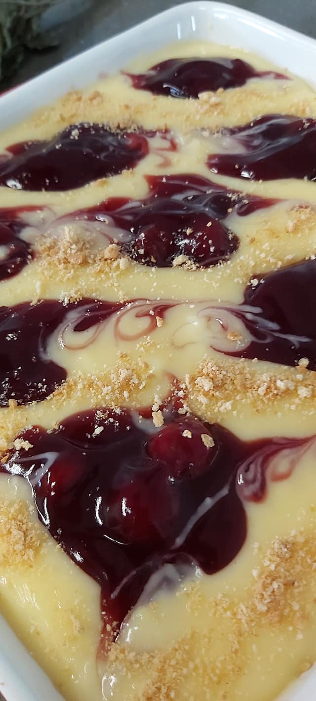 Εύκολο μπισκοτογλυκό με ζαχαρούχο γάλα και γλυκό του κουταλιού Εύκολο μπισκοτογλυκό με ζαχαρούχο γάλα και γλυκό του κουταλιού