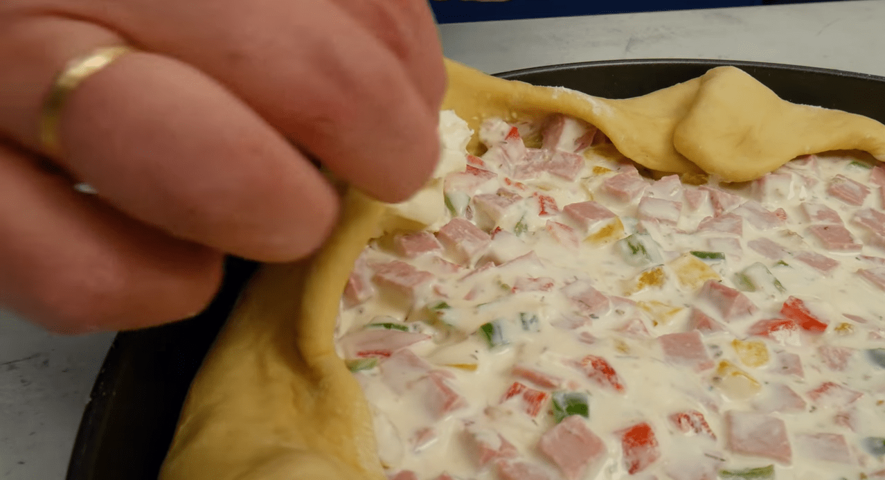 Ξεσκέπαστη πίτα με τυρί κρέμα πιπεριές και αλλαντικά