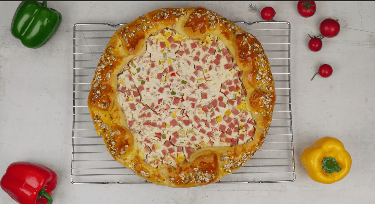 Ξεσκέπαστη πίτα με τυρί κρέμα πιπεριές και αλλαντικά