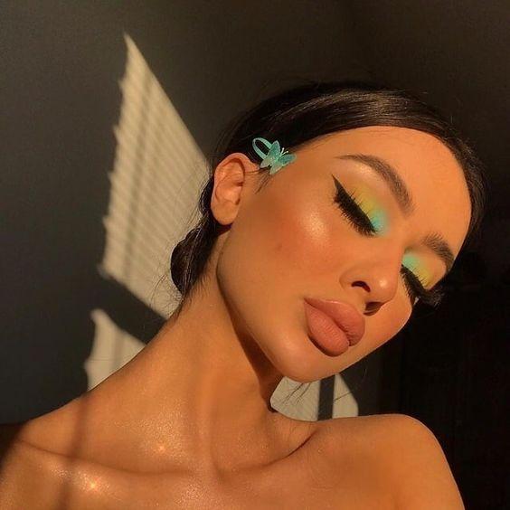 θαλασσί και κίτρινη σκιά