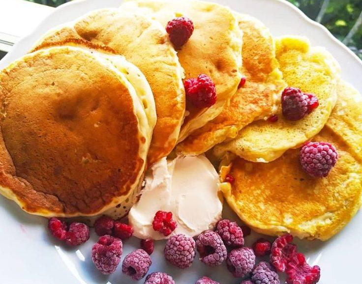 Pancakes μπανάνα, γιαούρτι με Philadelphia και Raspberries