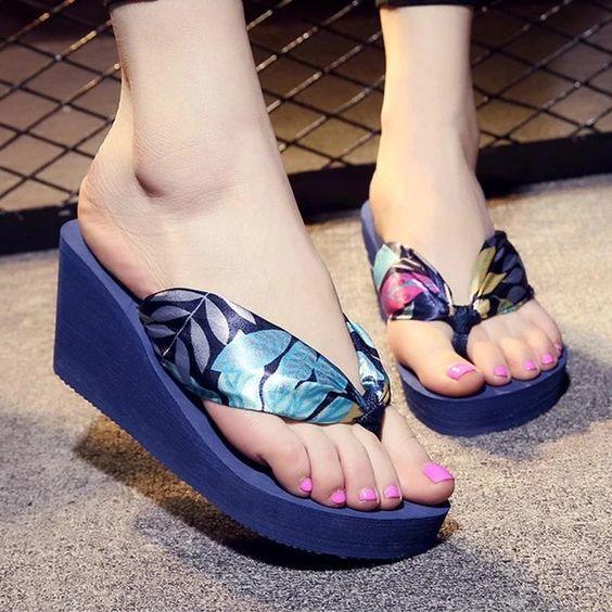 Καλοκαιρινές γυναικείες παντόφλες: 15 σχέδια & χρώματα για τα πιο άνετα παπούτσια