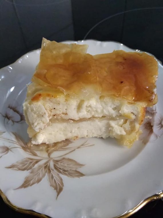 Μπουρέκι: Παραδοσιακή κρητική σιροπιαστή πίτα με γλυκιά μυζήθρα