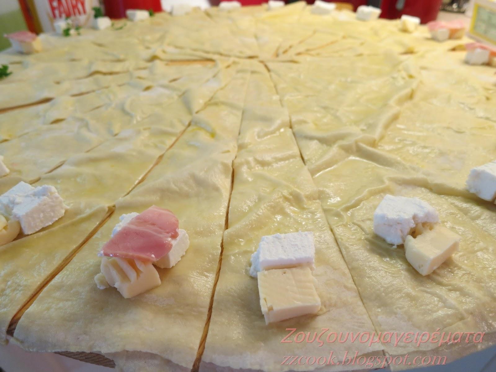 Τραγανά αλμυρά κρουασάν γεμιστά με τυρί και μπεικον