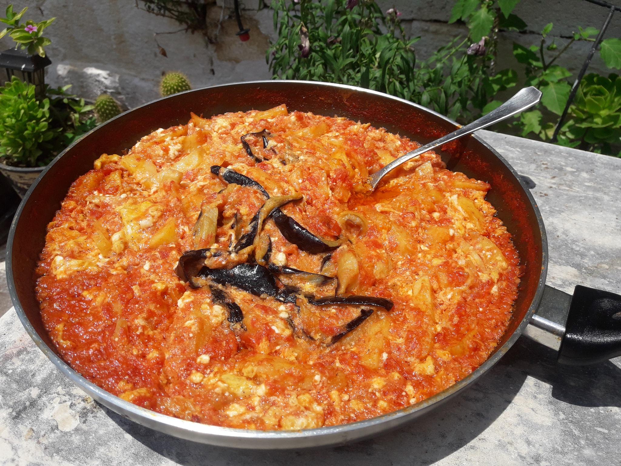Καγιανας με μελιτζανες: Εναλλακτική παραδοσιακή συνταγή για στραπατσάδα!