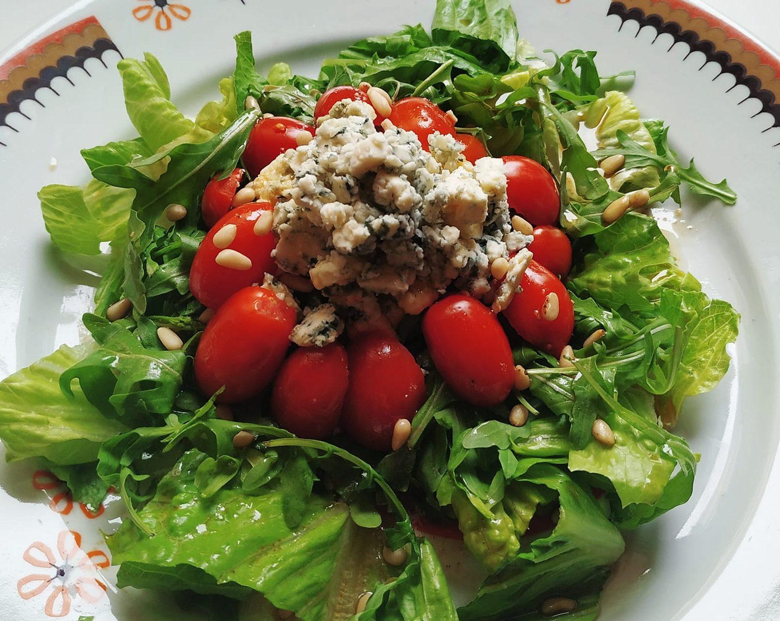 Δροσερή πράσινη σαλάτα με ροκφόρ, ντοματίνια και σάλτσα μελιού