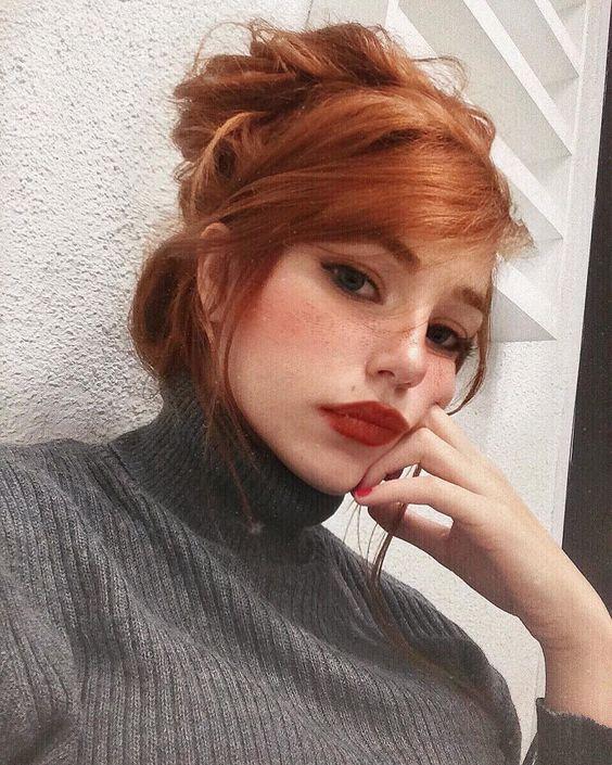 χάλκινα κοντά μαλλιά