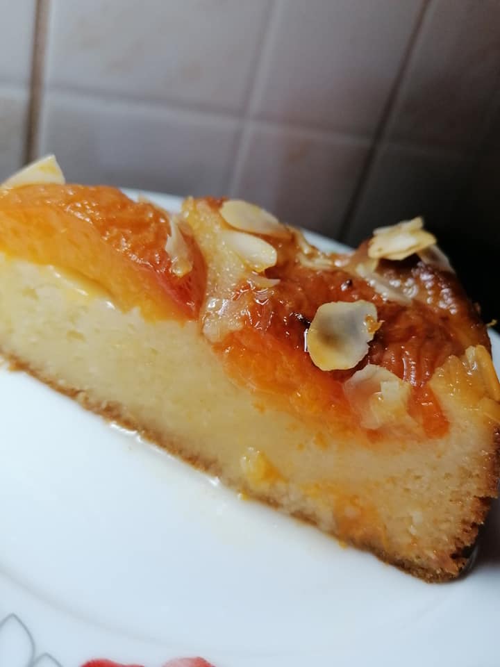 Σιροπιαστό γιαουρτογλυκό με βερίκοκα κομμάτι Σιροπιαστό γιαουρτογλυκό με βερίκοκα κομμάτι