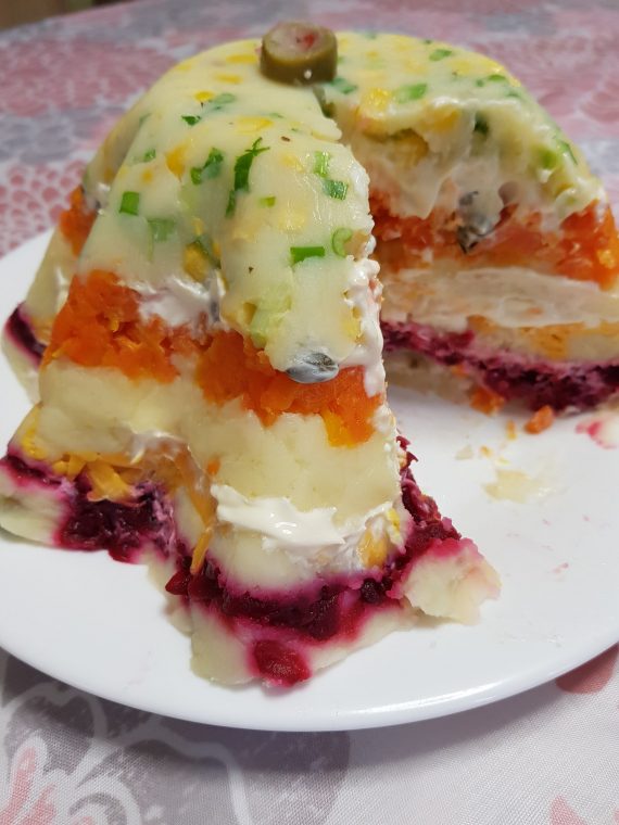 Σαλάτα τούρτα με βραστά λαχανικά ιδανική για μπουφέ