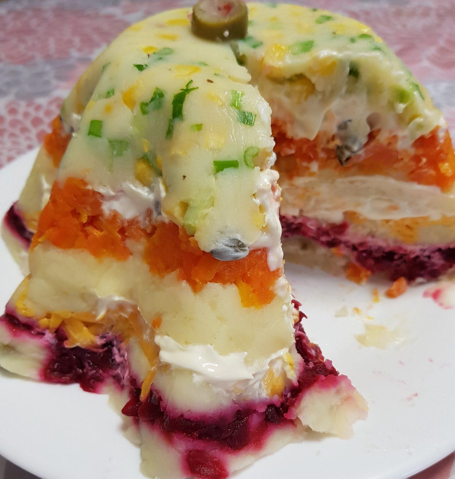 Σαλάτα τούρτα με βραστά λαχανικά ιδανική για μπουφέ
