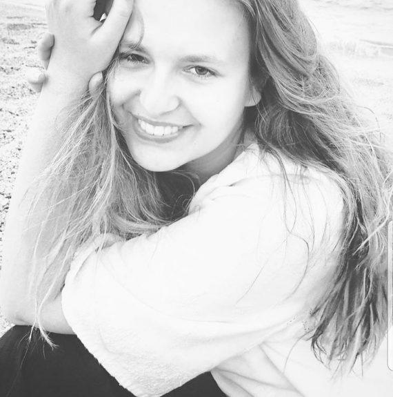 Η 18χρονη κόρη του Απόστολου Γκλέτσου είναι ένας ξανθός άγγελος! Ανεπιτήδευτη ομορφιά (εικόνες)