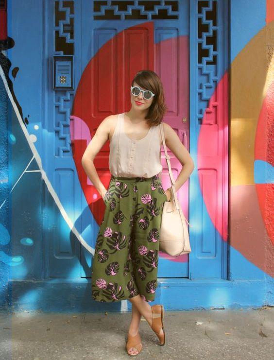 πράσινη παντελόνα με ροζ λουλούδια