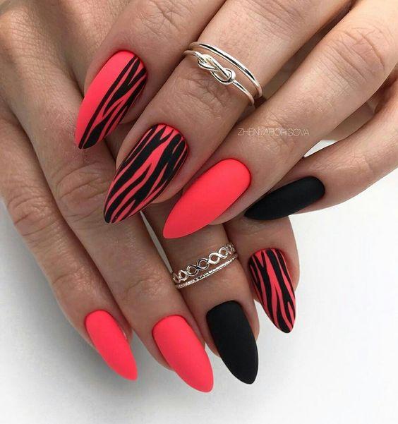 κοραλί και μαύρο μανικιούρ με μαύρες λεπτομέρειες