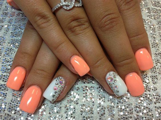 κοραλί και λευκό μανικιούρ με στρας