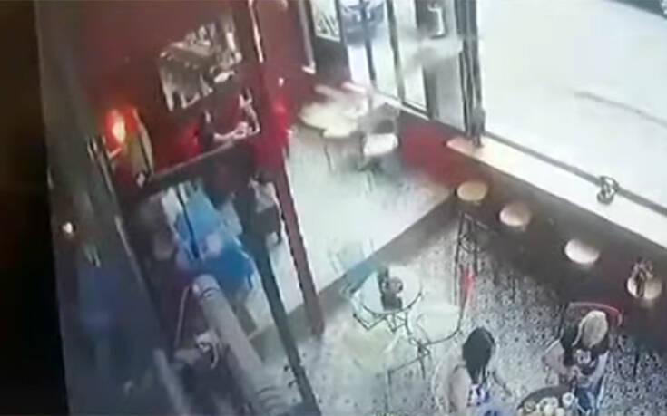 Βίντεο ντοκουμέντο: Καρέ καρέ η δολοφονία του Κούρδου σε καφετέρια στο Περιστέρι