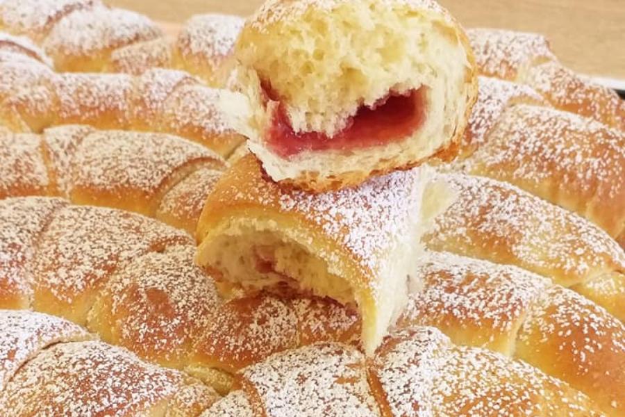 Croissant Fluffy Cake: Το κέικ από κρουασάν που θα σας ξετρελάνει! Croissant Fluffy Cake: Το κέικ από κρουασάν που θα σας ξετρελάνει!