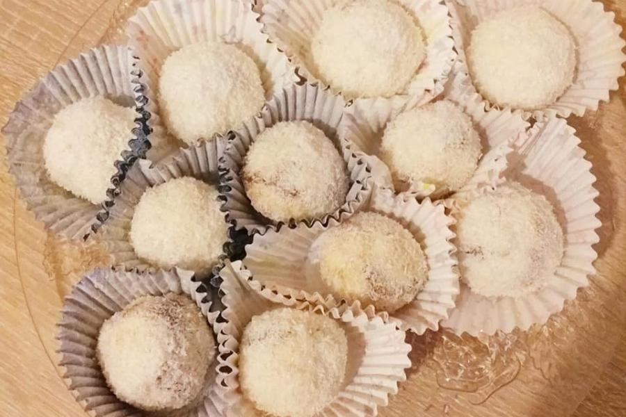 Εύκολα τρουφάκια καρύδας γεμιστά με πραλίνα και λίγα υλικά! Εύκολα τρουφάκια καρύδας γεμιστά με πραλίνα και λίγα υλικά!