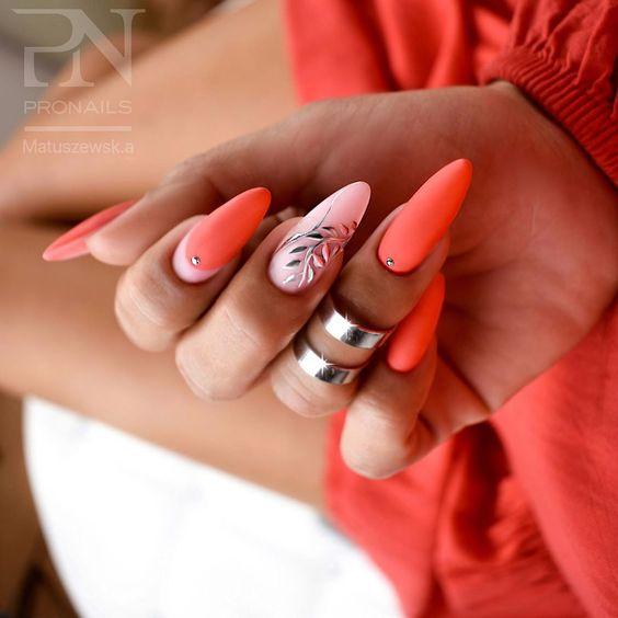 πορτοκαλί νύχια με ασημί φύλλα