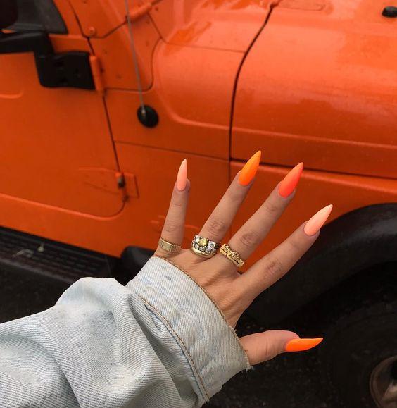 ουράνιο τόξο στα νύχια με πορτοκαλί και ροδακινί χρώματα