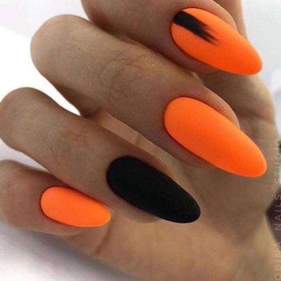 πορτοκαλί και μαύρα νύχια με μαύρα σχέδια